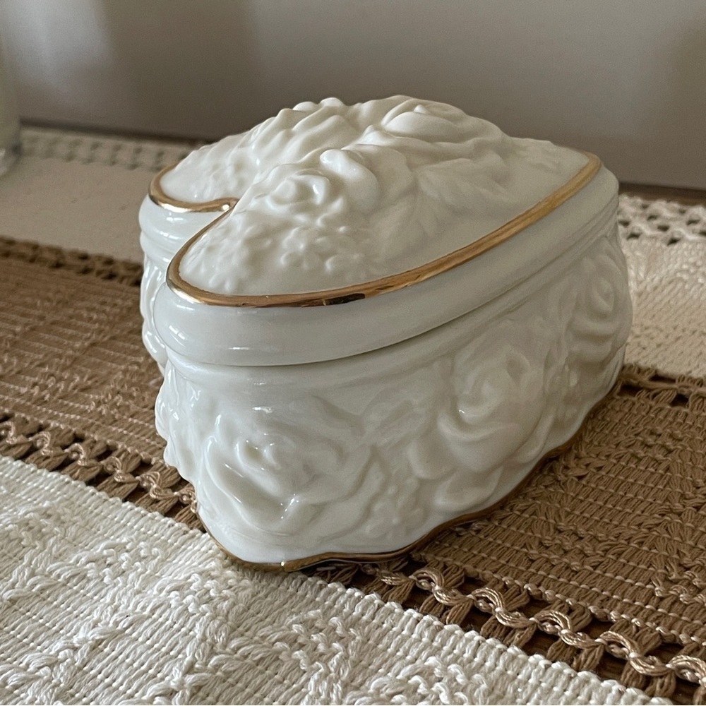 White Heart-Shaped Ceramic Jewelry Music Box with Gold Trim - Picture 10 of 11